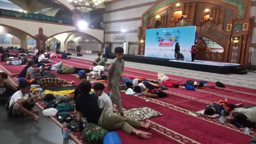 Anak - Anak, Remaja, Dewasa dan Orang Lanjut Usia berkumpul di MASJID PUSDAI JABAR
