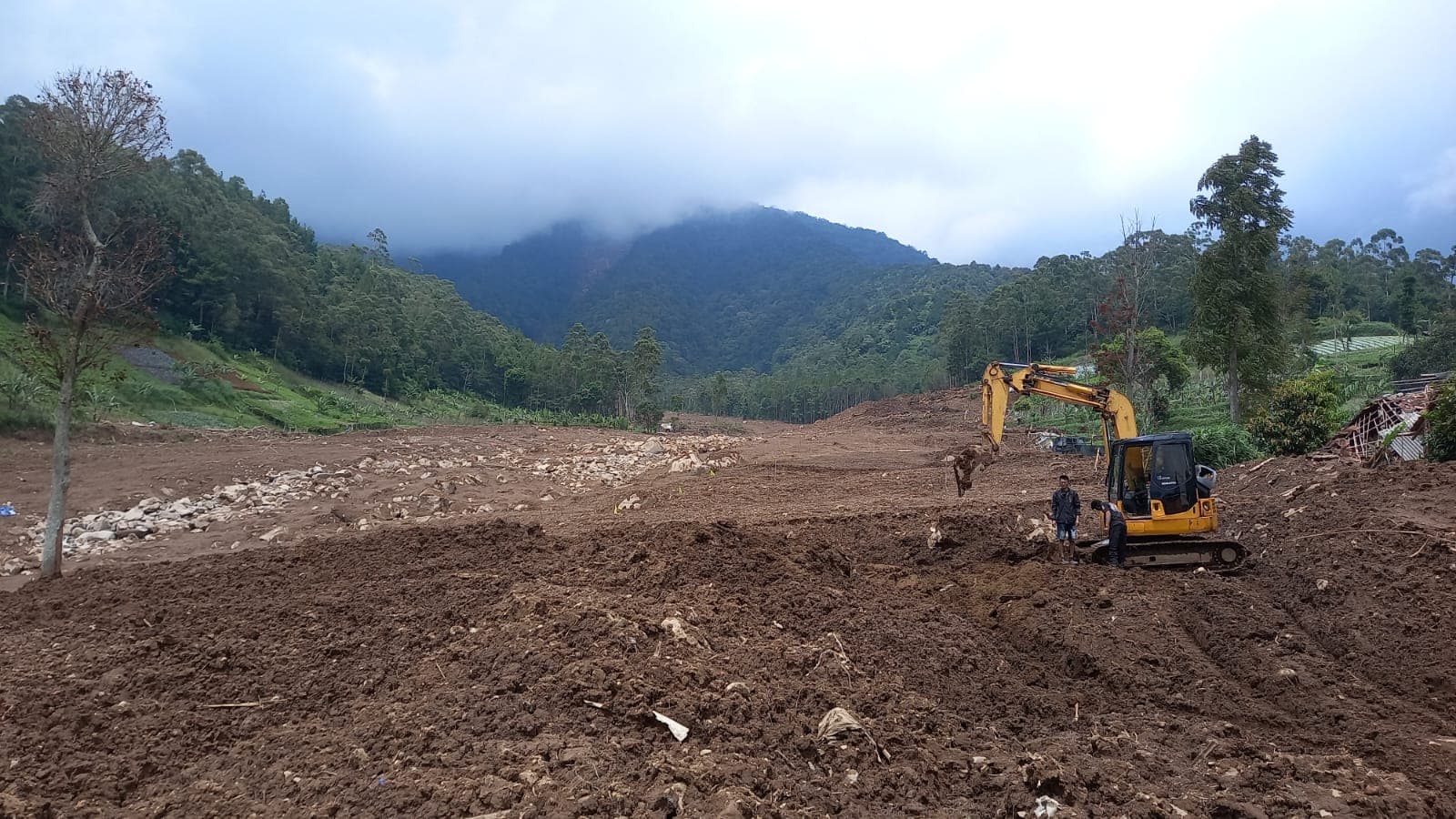 LONGSOR CISARUA : KERUSAKAN ALAM ATAU MUSIBAH ?