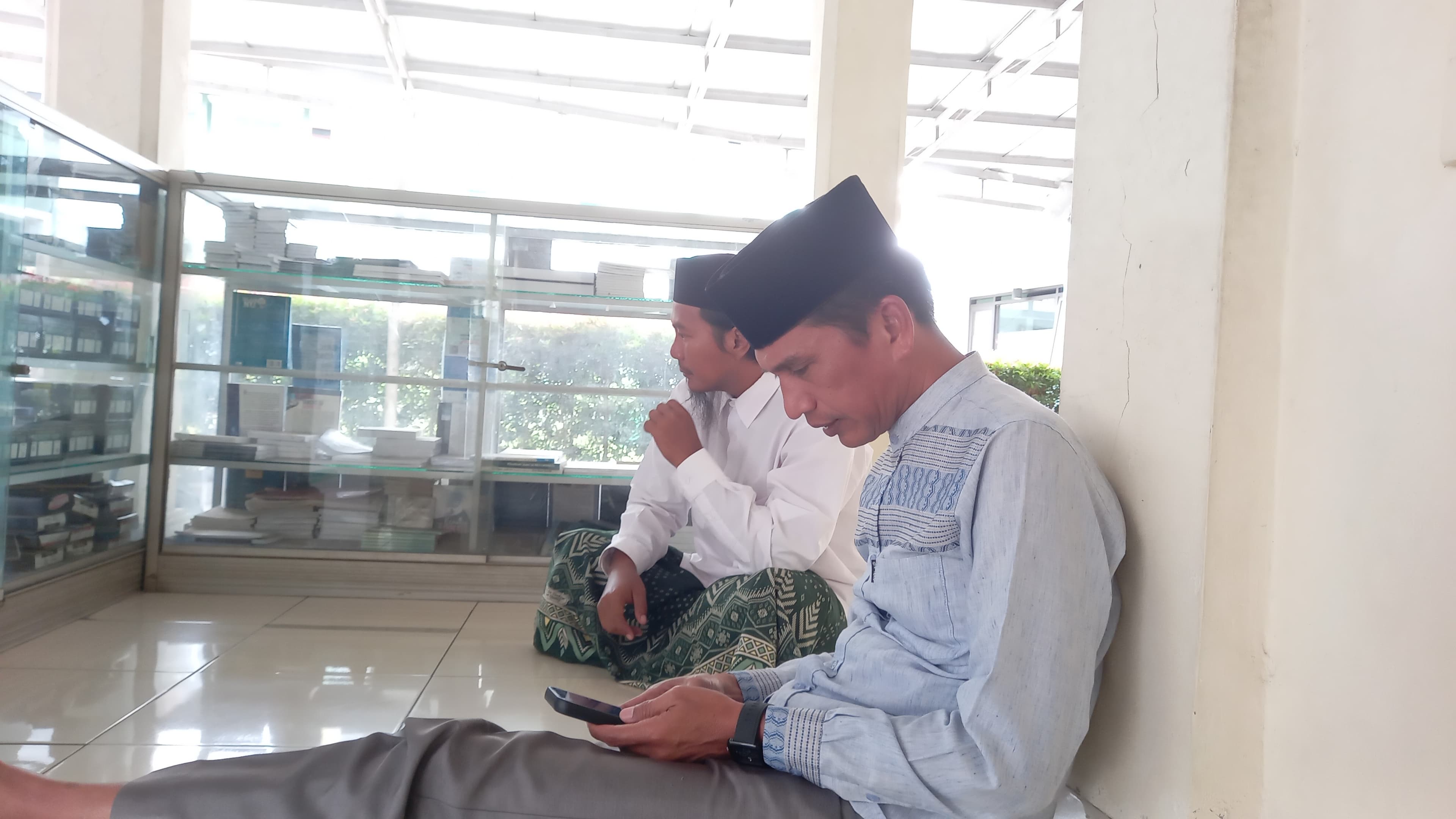 NGOBROL NYANTAI DI SERAMBI MASJ8D PWNU JAWA BARAT